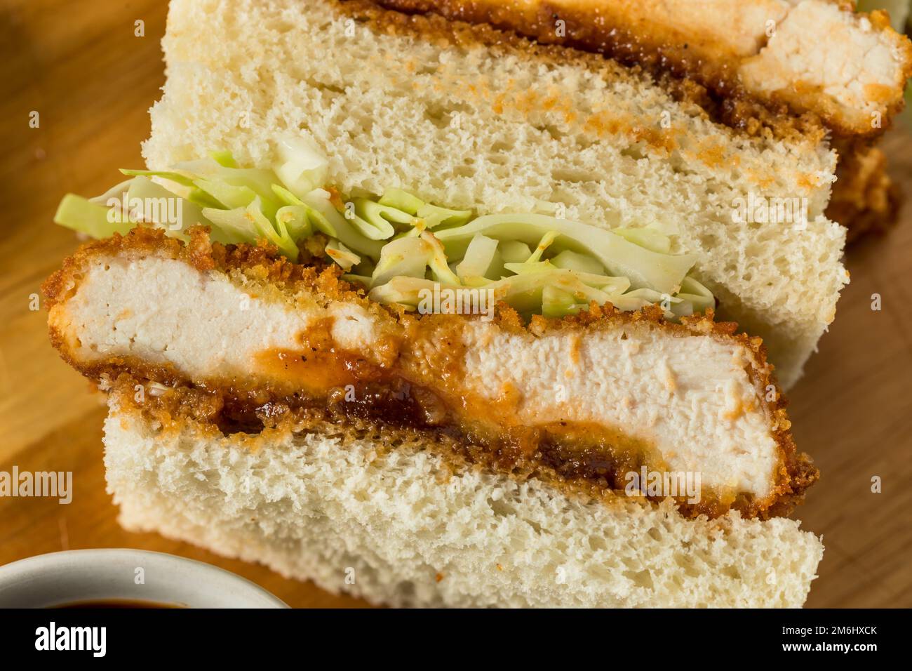 Sándwich casero japonés de pollo Katsu Sando con salsa tonkatsu Fotografía  de stock - Alamy