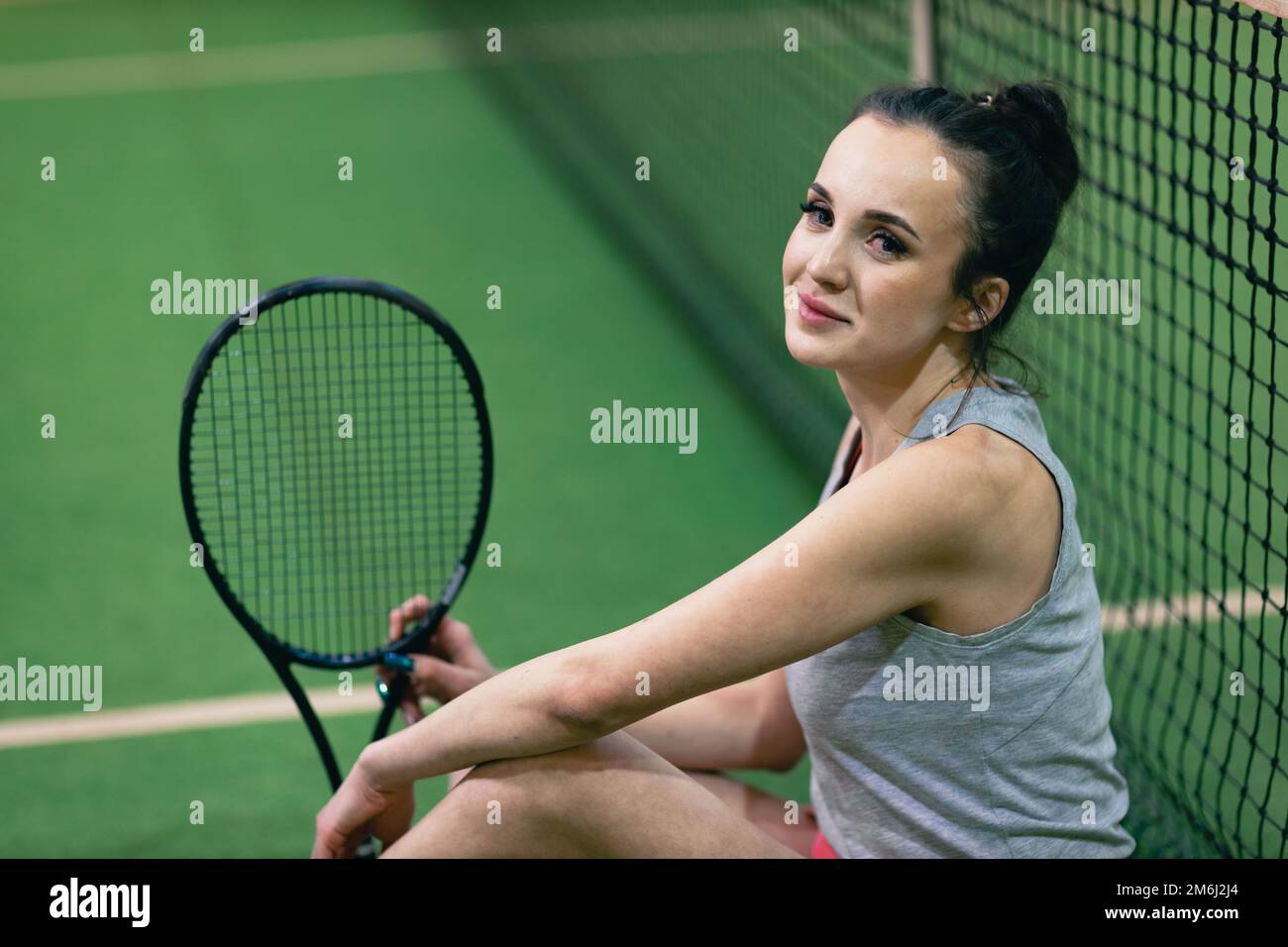 Tenista mujer jugando entrenamiento con raqueta y pelota en la cancha Foto de stock