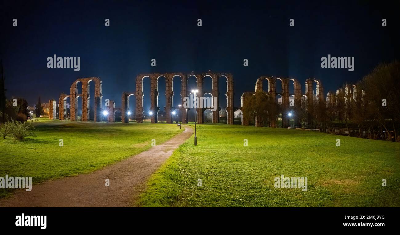 El Acueducto de los Milagros Acueducto romano en Mérida, Extremadura España por la noche Foto de stock