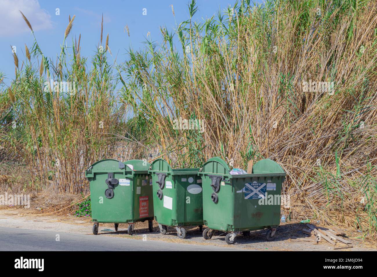 Grandes botes de basura en la calle, que simbolizan el reciclaje de