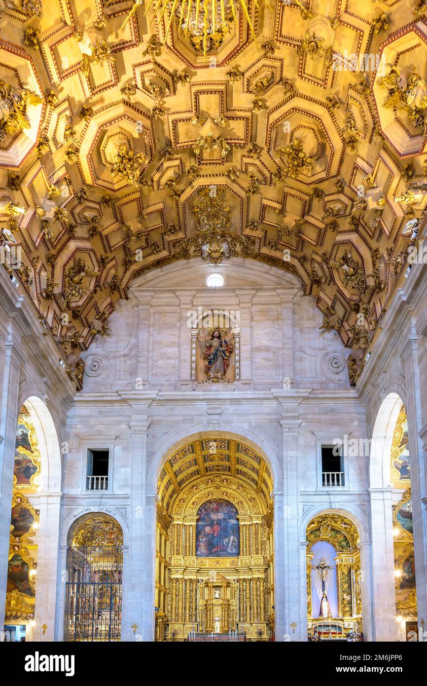 Interiores de iglesias barrocas históricas decorados con oro Foto de stock