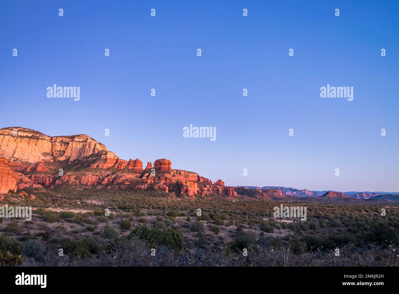 Al atardecer, Bear Mountain se puede ver en la distancia de Red Rock-Secret Mountain Wilderness, que se encuentra en el condado de Yavapai, Arizona. Foto de stock