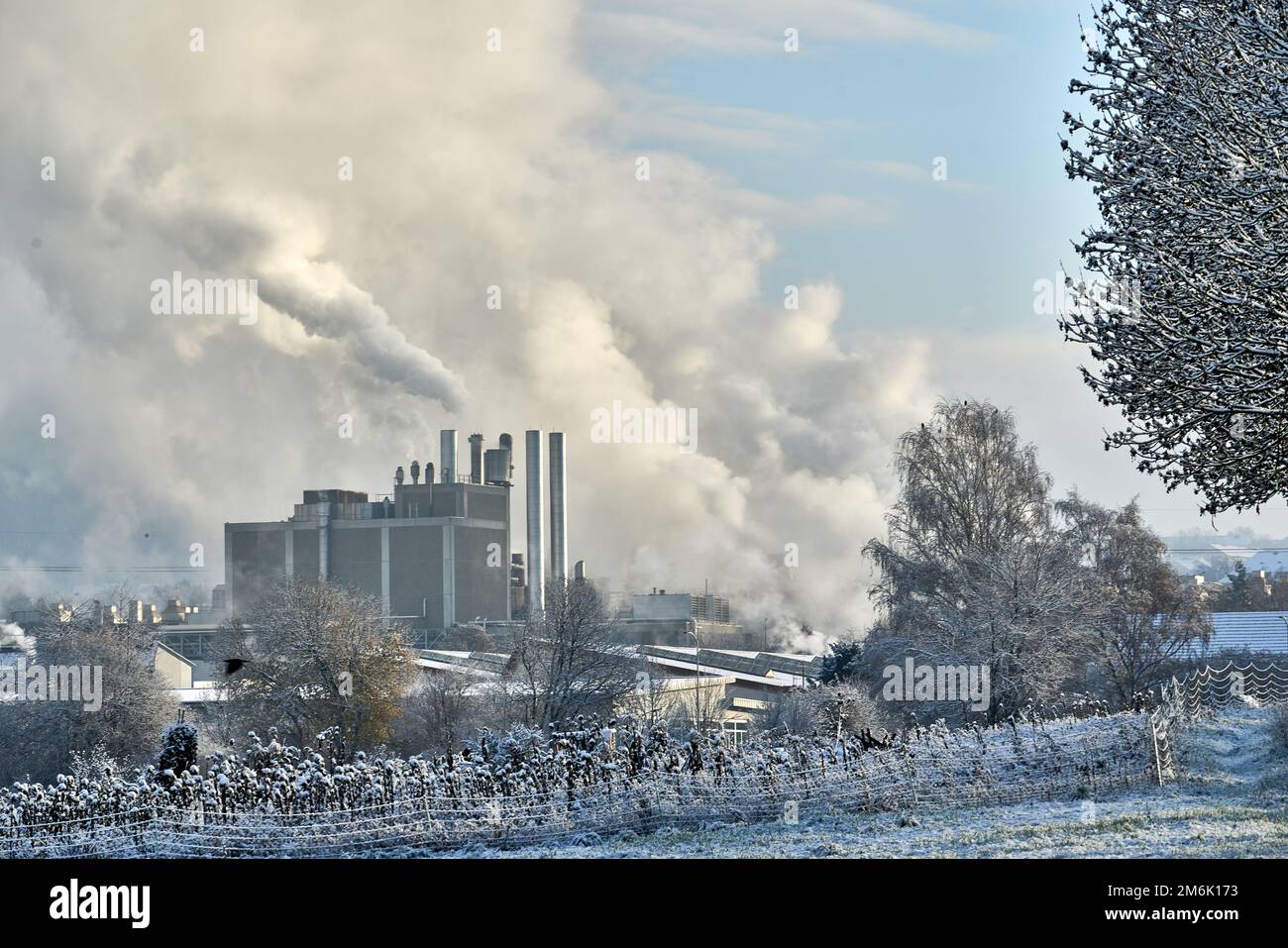 Problema ambiental de la contaminación del medio ambiente y del aire en las ciudades. Chimeneas industriales de la fábrica de la zona de fumar. Vista de planta grande con pipas de fumar Foto de stock