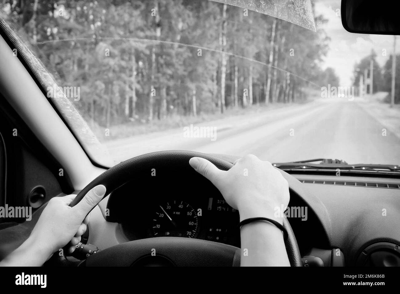 Mujer conduciendo un coche Foto de stock
