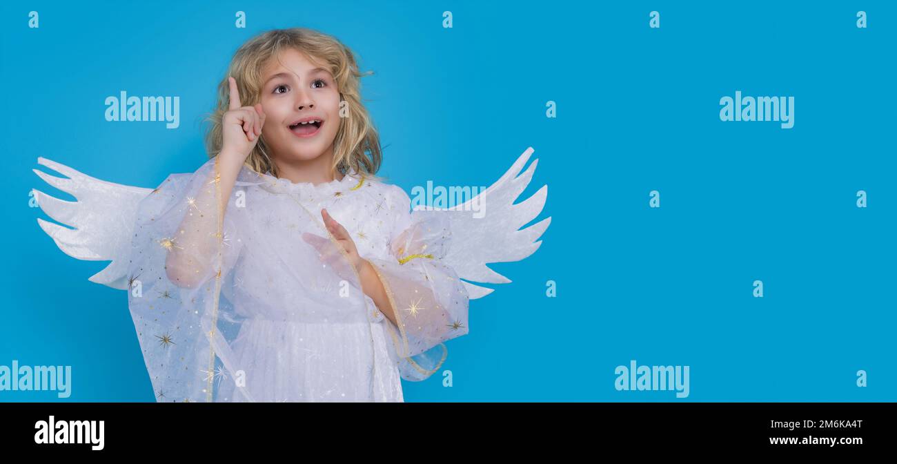 Ángel niño apuntando hacia arriba, gesto de punto. Día de San Valentín. Pequeño cupido ángel niño con alas. Banner para diseño de encabezado de sitio web. Foto de stock