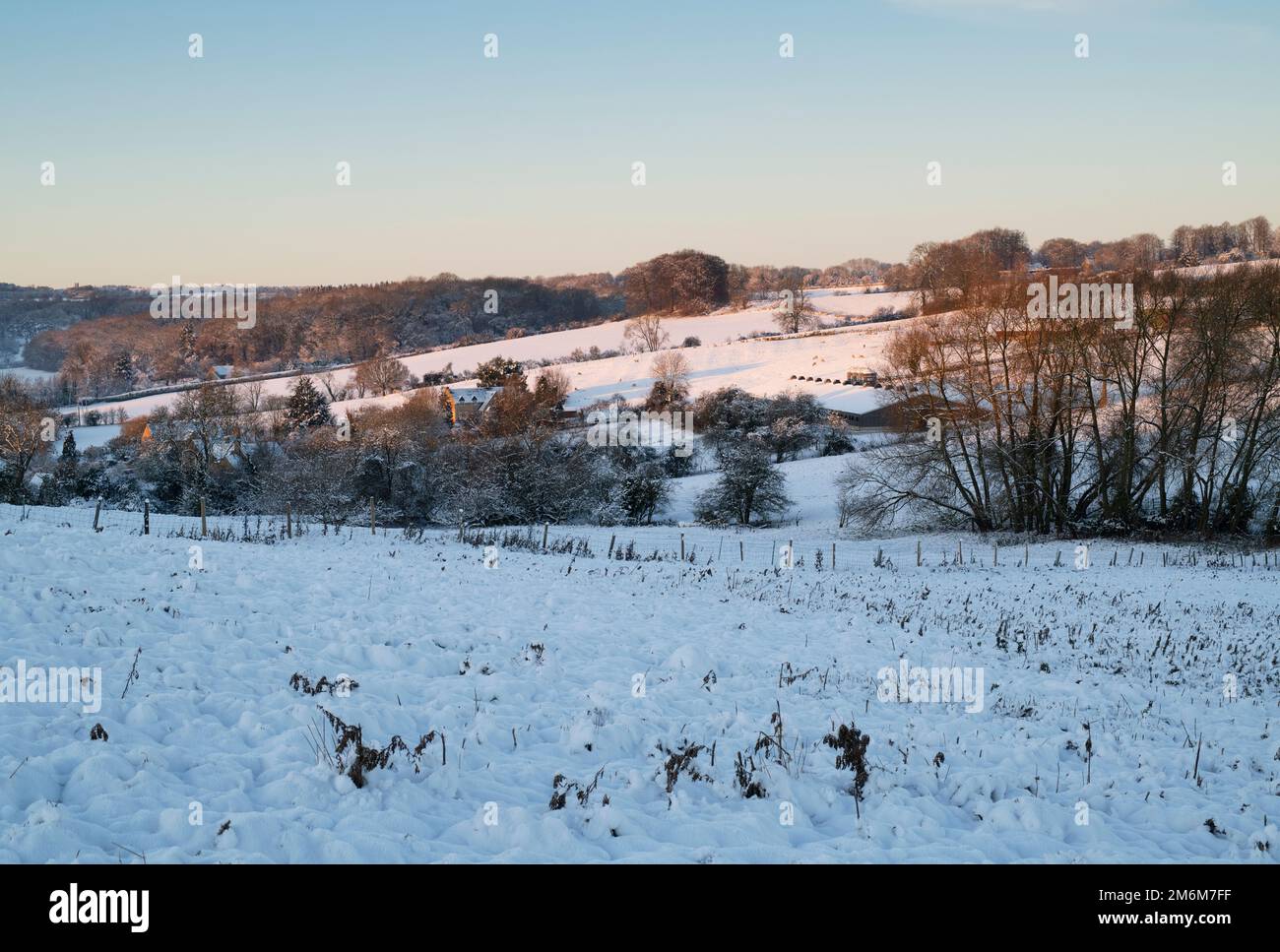 Amanecer sobre tierras de cultivo en la nieve. Chipping Campden, Gloucestershire, Cotswolds, Inglaterra Foto de stock