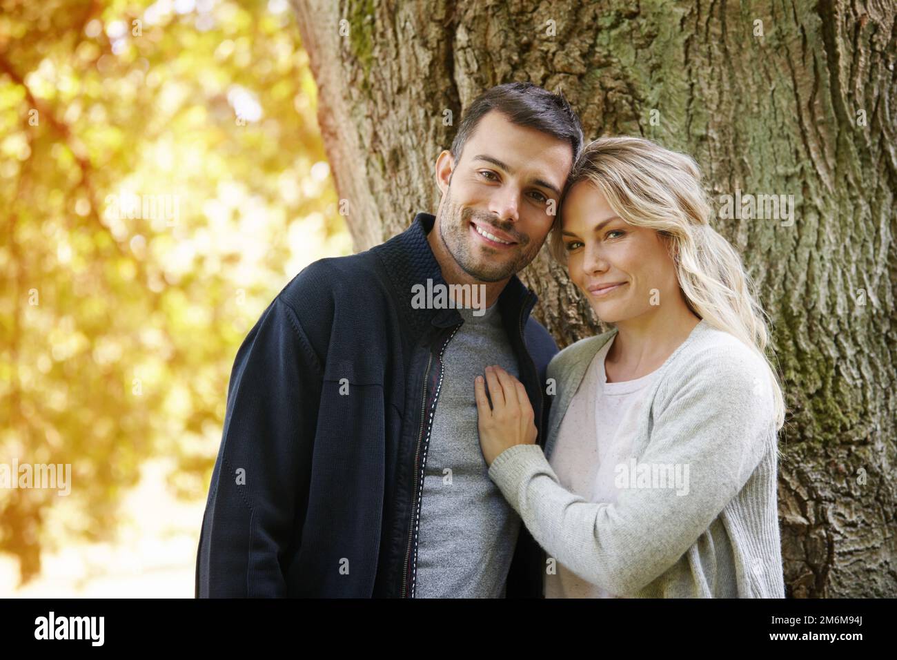 Es como enamorarse todos los días. Retrato de una pareja joven sonriente disfrutando de un día en el parque juntos. Foto de stock