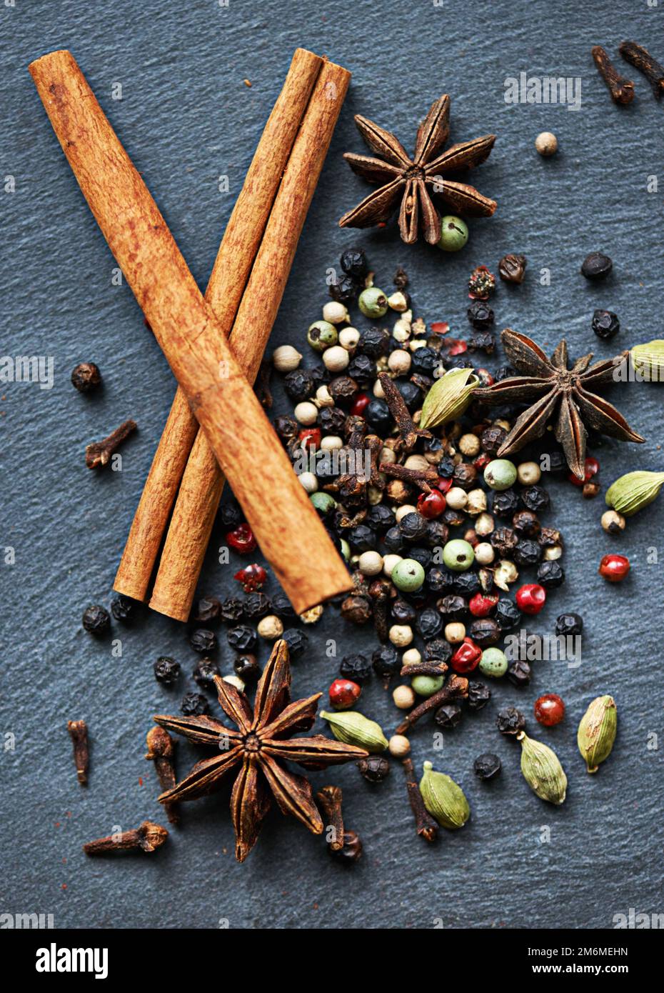 Listo para hacer un delicioso curry. un surtido de especias coloridas. Foto de stock