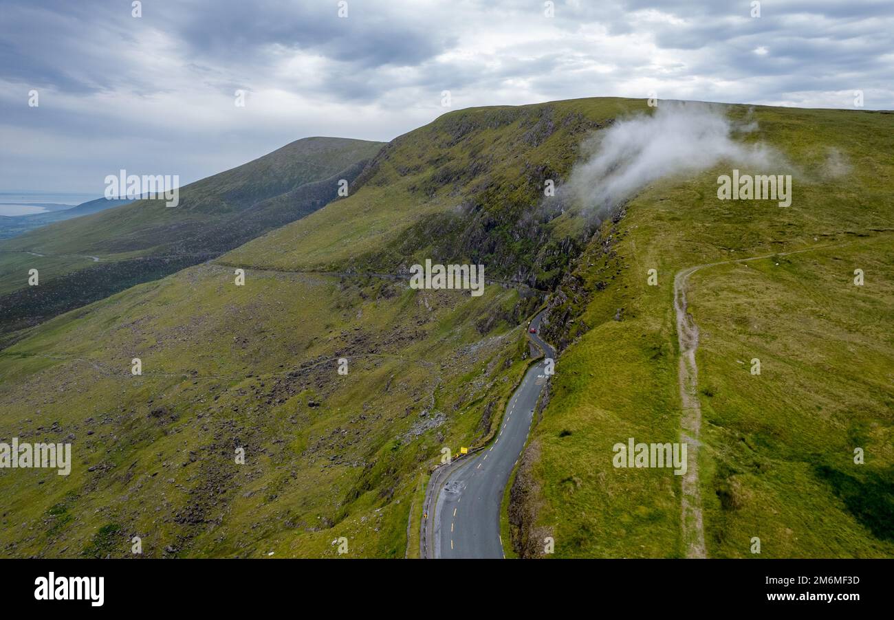Paso de montaña con carretera estrecha y retorcida Conor pasar brandon montaña Dingle península de Irlanda Foto de stock