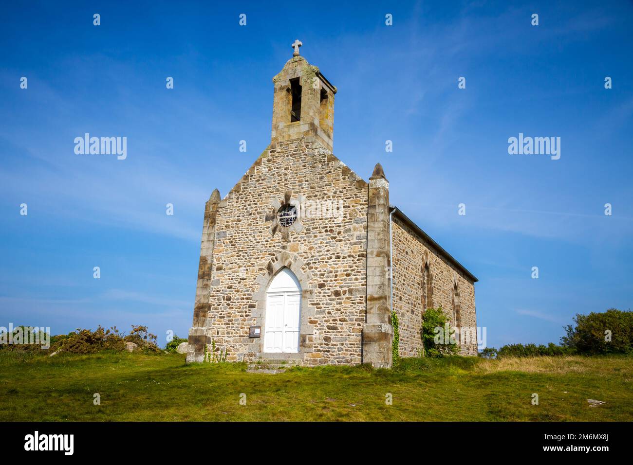 Antigua iglesia tradicional en la isla de Chausey en Bretaña, Francia  Fotografía de stock - Alamy