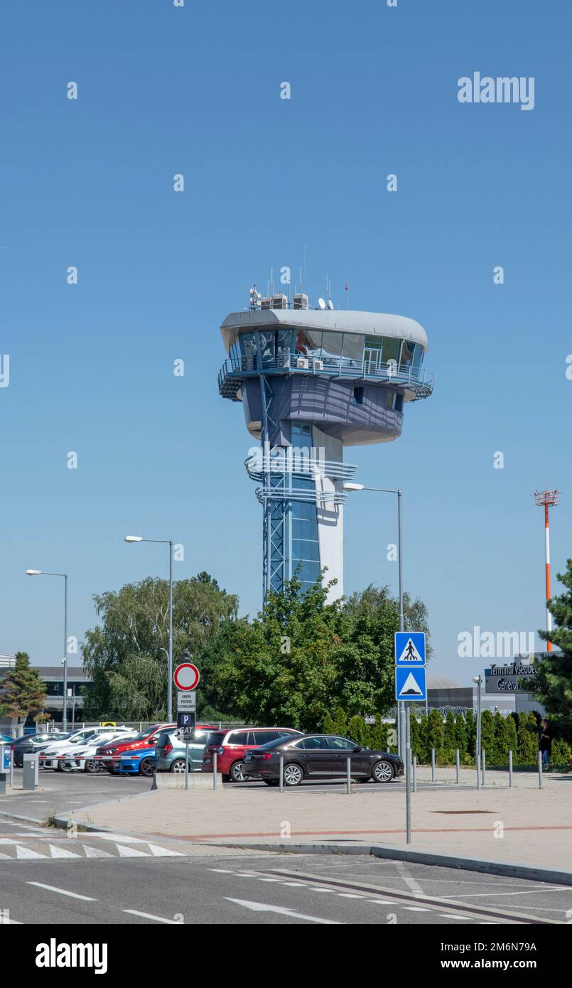 Bratislava, Eslovaquia - 4 de agosto de 2022: Torre de control del tráfico aéreo del aeropuerto de Bratislava en verano. Foto de stock