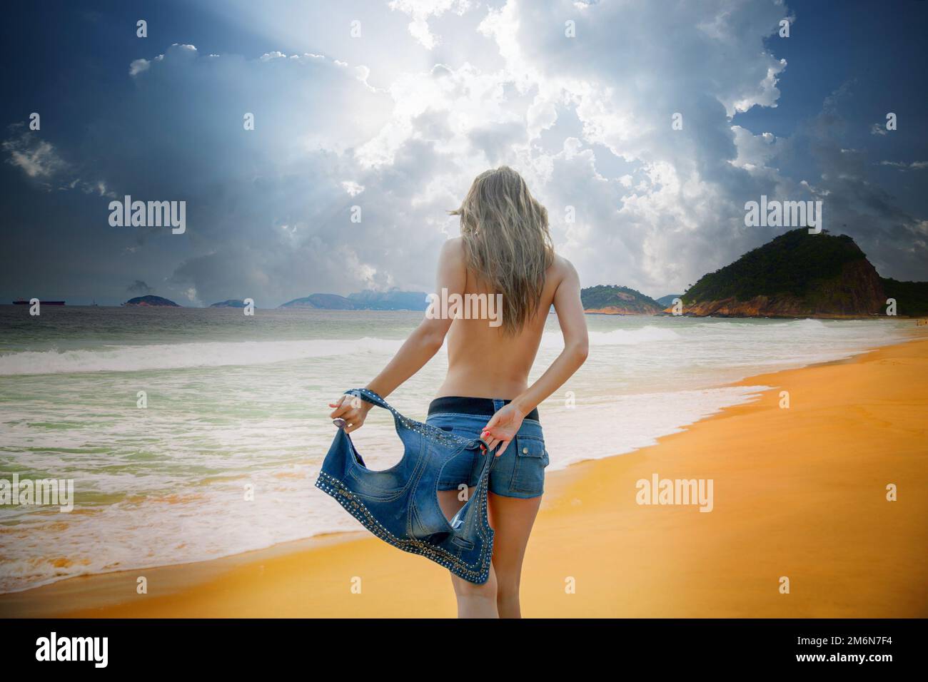 Se quita la ropa fotografías e imágenes de alta resolución - Alamy