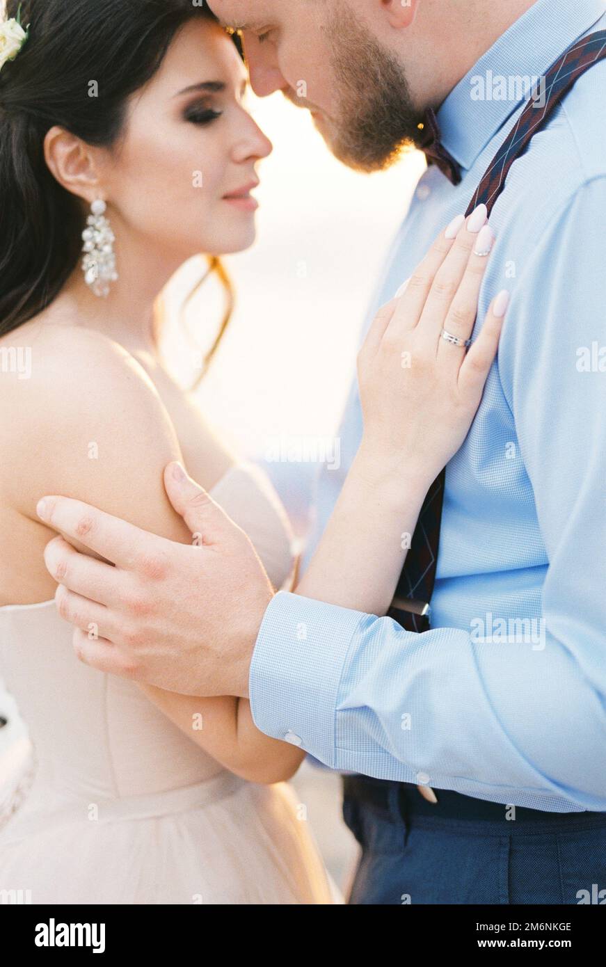 El novio casi besa a la novia. Recortado Foto de stock