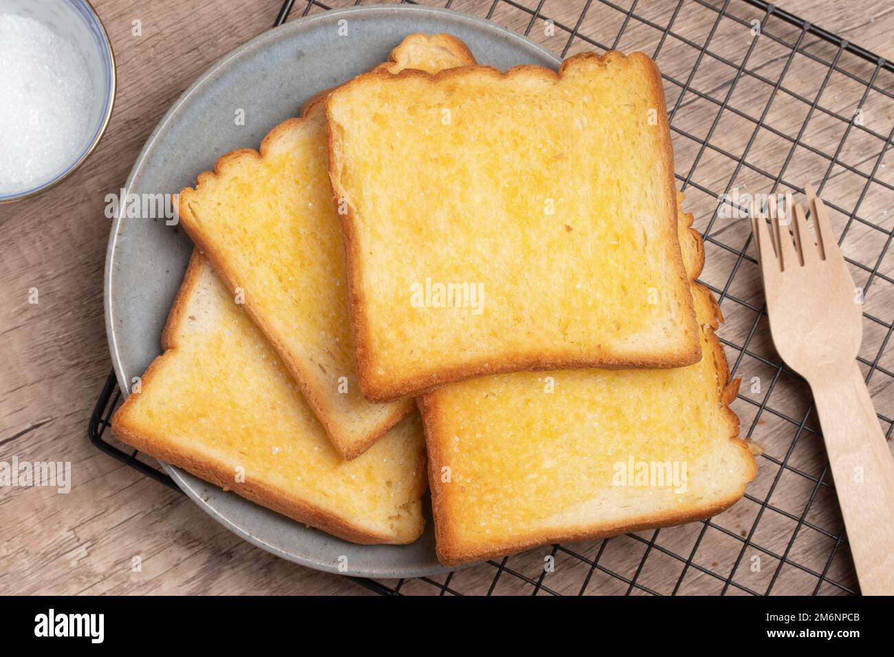 Pan tostado crujiente con mantequilla y azúcar Fotografía de stock - Alamy