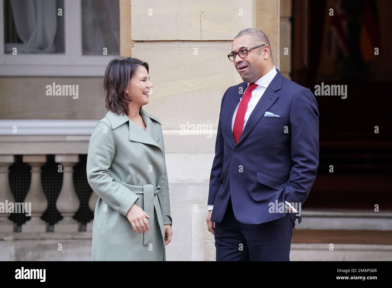 El Secretario de Asuntos Exteriores James saluda inteligentemente a la  ministra de Asuntos Exteriores alemana Annalena Baerbock en Lancaster  House, Londres, antes de la primera reunión del Diálogo Estratégico Reino  Unido-Alemania, que