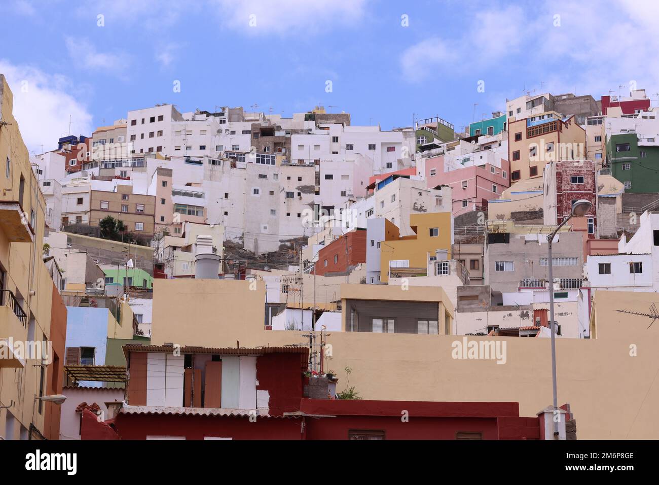 Vista panorámica de coloridas estructuras residenciales en el distrito de Vegueta, ciudad de Las Palmas de Gran Canaria, Islas Canarias, España Foto de stock