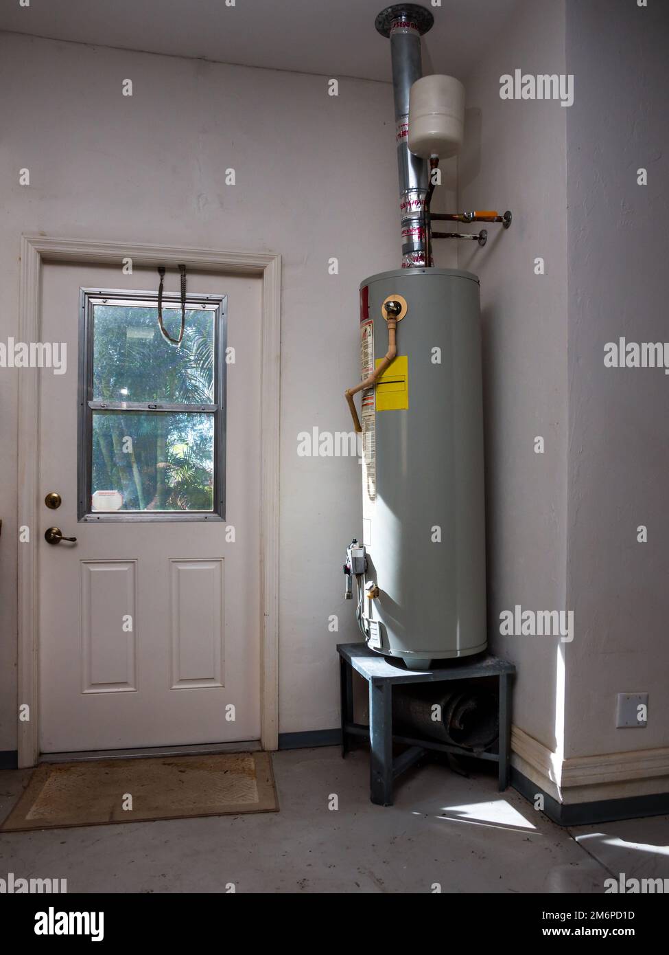 Tanque del calentador de agua fotografías e imágenes de alta resolución -  Alamy