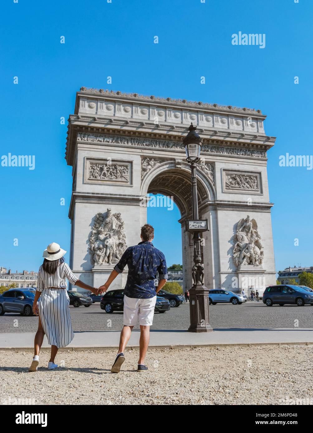 Pareja en un viaje por la ciudad en París visitando Avenue des Champs-Elysees París Francia Arco del Triunfo Foto de stock