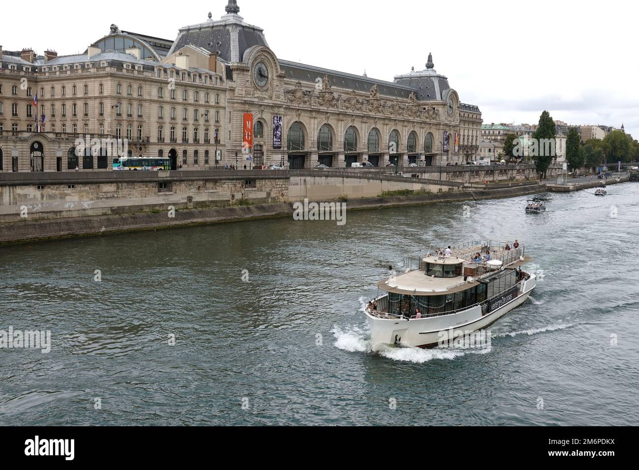 Francia, París, Musee d'Orsay y el río Sena, barcos turísticos que navegan por el río Sena. Foto © Fabio Mazzarella/Sintesi/Alamy Foto de archivo Foto de stock