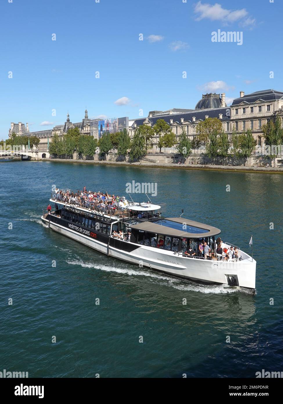 Francia París, Musee d'Orsay y el río Sena, barcos turísticos que navegan por el río Sena. Foto © Fabio Mazzarella/Sintesi/Alamy Foto de archivo Foto de stock