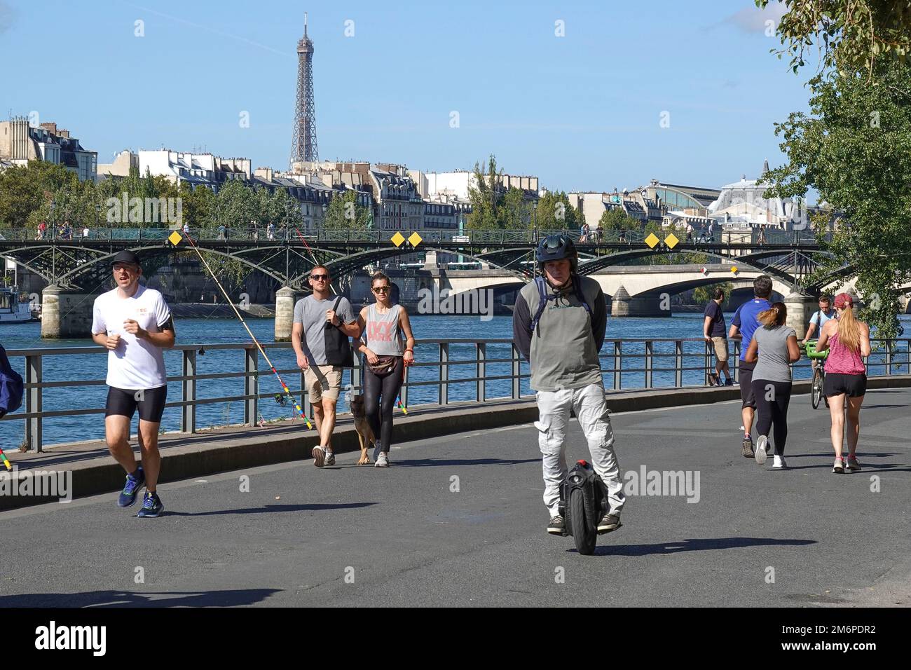 Francia, París, gente corriendo a lo largo de las orillas del río Sena Foto © Fabio Mazzarella/Sintesi/Alamy Foto de archivo Foto de stock