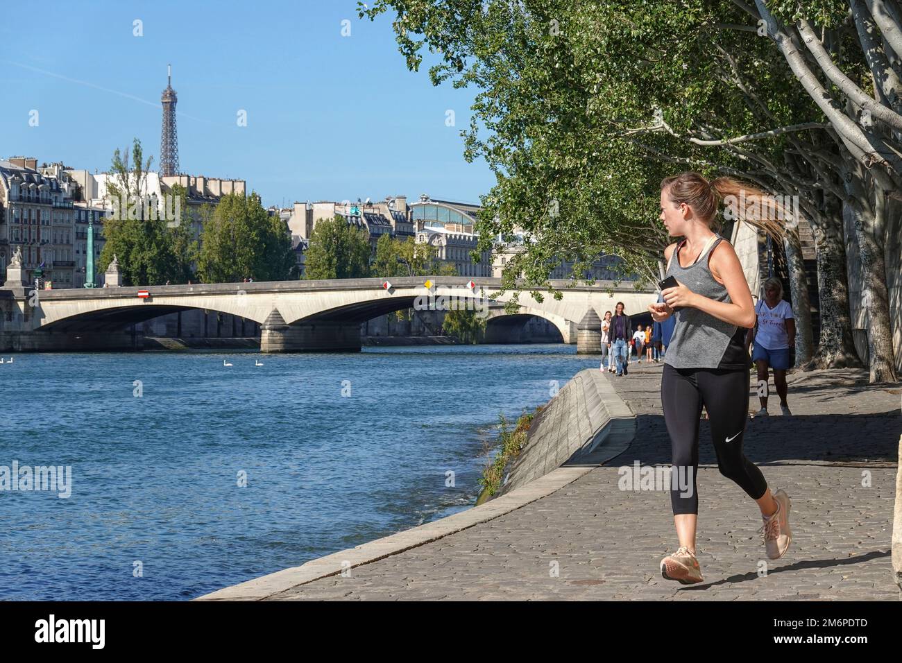 Francia, París, gente corriendo a lo largo de las orillas del río Sena Foto © Fabio Mazzarella/Sintesi/Alamy Foto de archivo Foto de stock