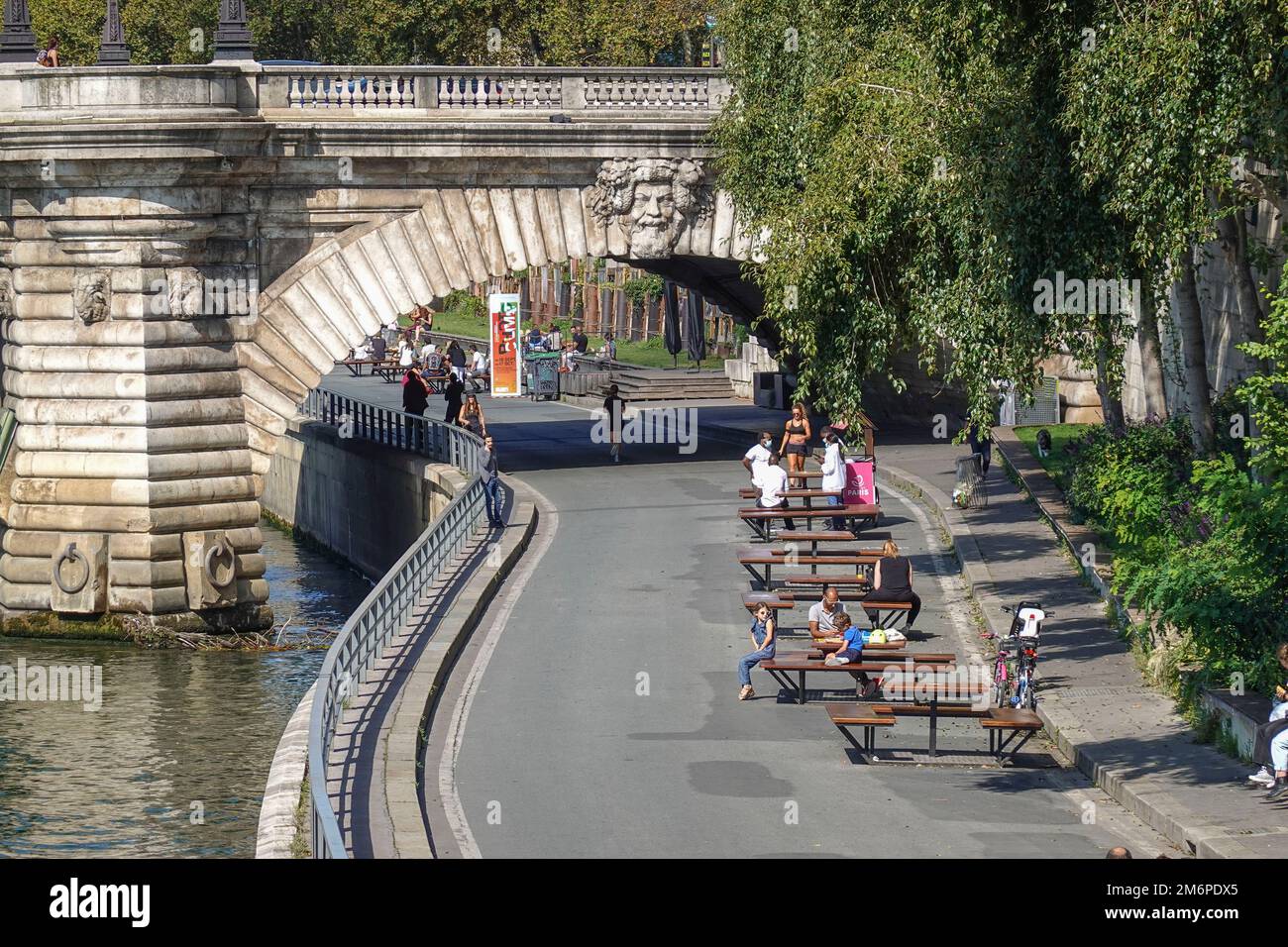 Francia, París, gente relajándose a lo largo de las orillas del río Sena Foto de archivo © Fabio Mazzarella/Sintesi/Alamy Foto de archivo Foto de stock