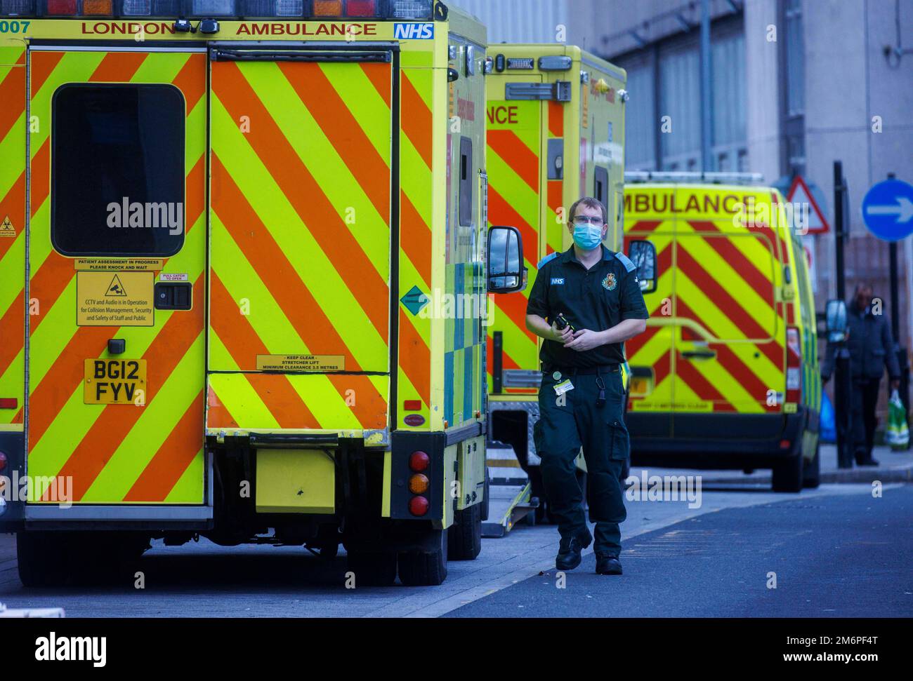 Londres, Reino Unido 5 ene 2023 Trabajadores de ambulancias en el trabajo en el hospital Royal London en Whitechapel, Londres. La presión sobre el NHS es intolerable e insostenible, según la Asociación Médica Británica (BMA) que representa a los médicos. El presidente del consejo de BMA, el profesor Phil Banfield, ha pedido al gobierno que dé un paso adelante y tome medidas inmediatas para resolver la crisis. Los hospitales se enfrentan a demandas crecientes, que los expertos creen que en parte se debe a enfermedades invernales como la gripe y el COVID. El gobierno dijo que reconoció las presiones que enfrenta el NHS. Crédito: Mark Thomas/Alamy Live News Foto de stock