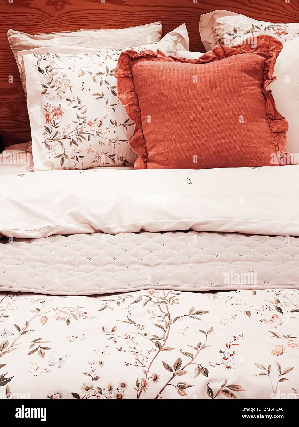 Ropa de de estilo rural vintage con floral en la cama de en el dormitorio, diseño interiores Fotografía de stock - Alamy