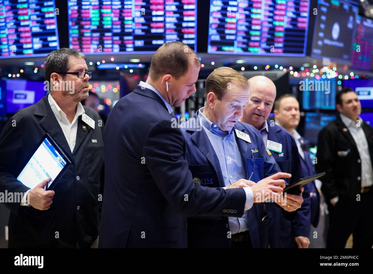 Los operadores trabajan en la Bolsa de Valores de Nueva York (NYSE) en la  ciudad de Nueva York, EE.UU., 5 de enero de 2023. REUTERS/Andrew Kelly  Fotografía de stock - Alamy