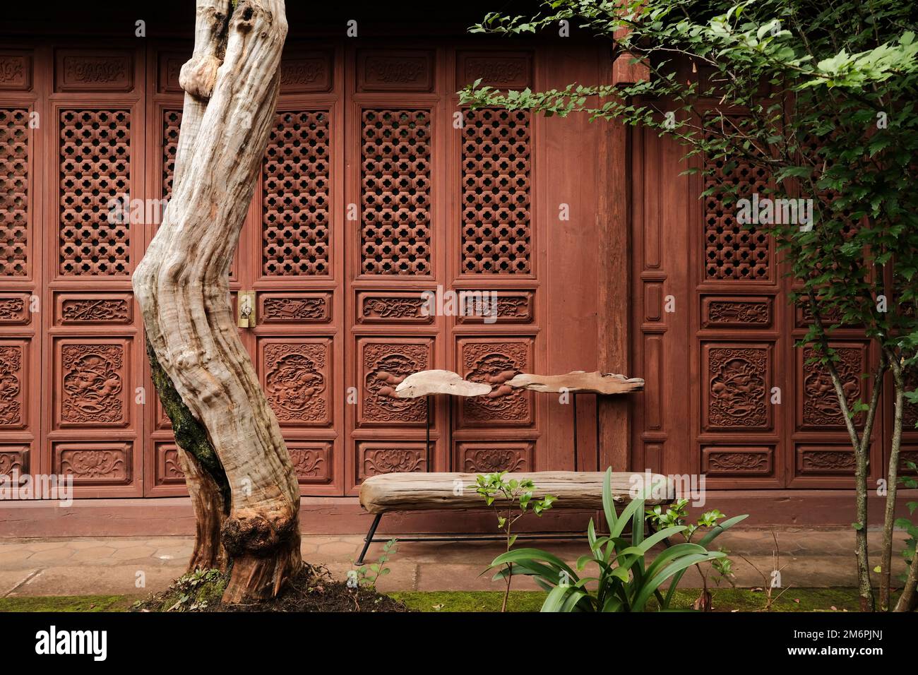 Casa tradicional con patio chino. Antiguo jardín de la casa con árboles. Textura de pantallas de