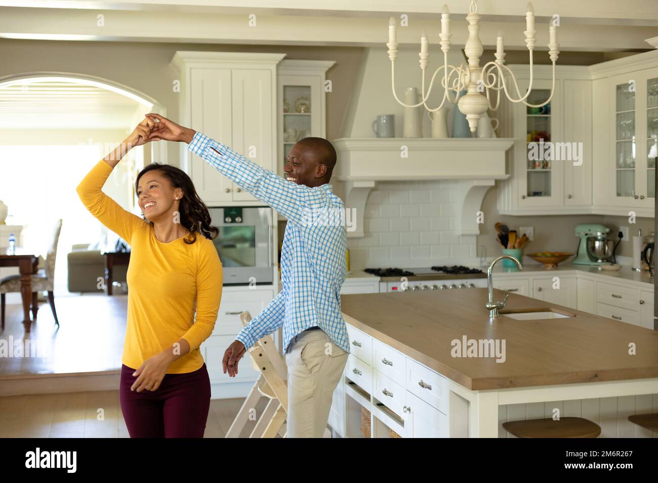 Feliz pareja bailando en su cocina Foto de stock