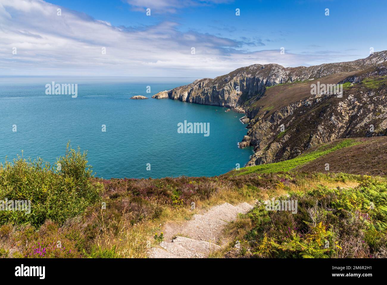 El Camino de la Costa de Gales a North Stack cerca de Holyhead Mountain, Holy Island, Anglesey, Norte de Gales Foto de stock