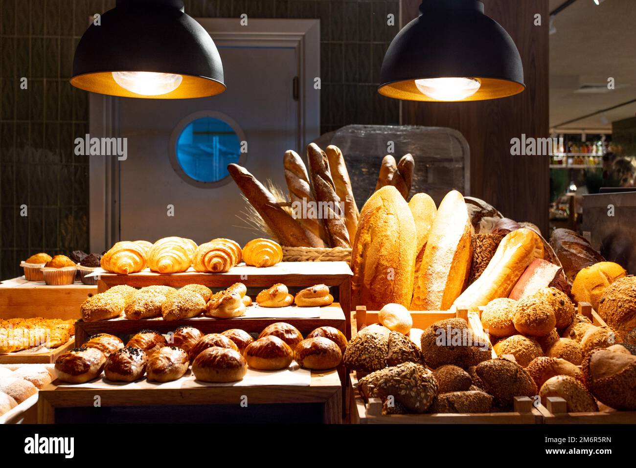 Conjunto rústico con buffet de pan para diseño de decoración. Mesa de  madera rústica. Fiesta de buffet. Un montón de gente en el hotel Fotografía  de stock - Alamy