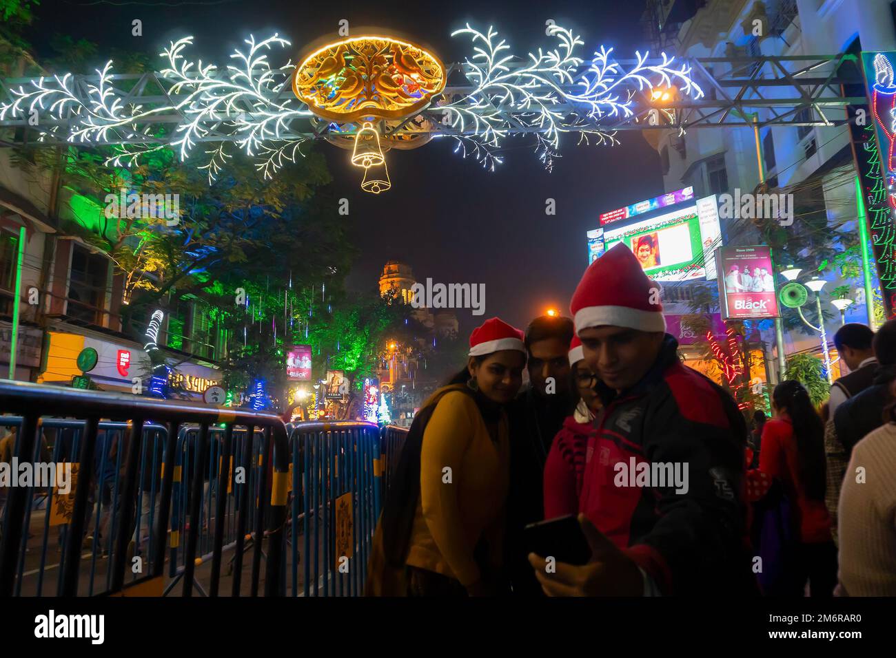 Kolkata, Bengala Occidental, India - 26.12.2018 : Los jóvenes se divierten en la calle del parque iluminado y decorado con luces y festivo fin de año Foto de stock