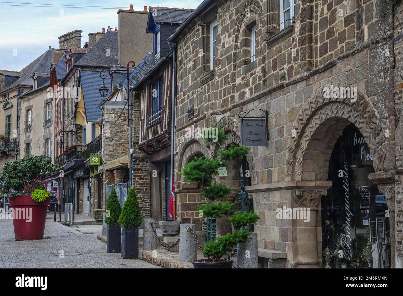 Casas de piedra y casas de entramado de madera en el casco antiguo de Dol-de-Bretagne, departamento de Ille-et-Vilaine, región de Bretagne Breizh, Francia, Europa Foto de stock