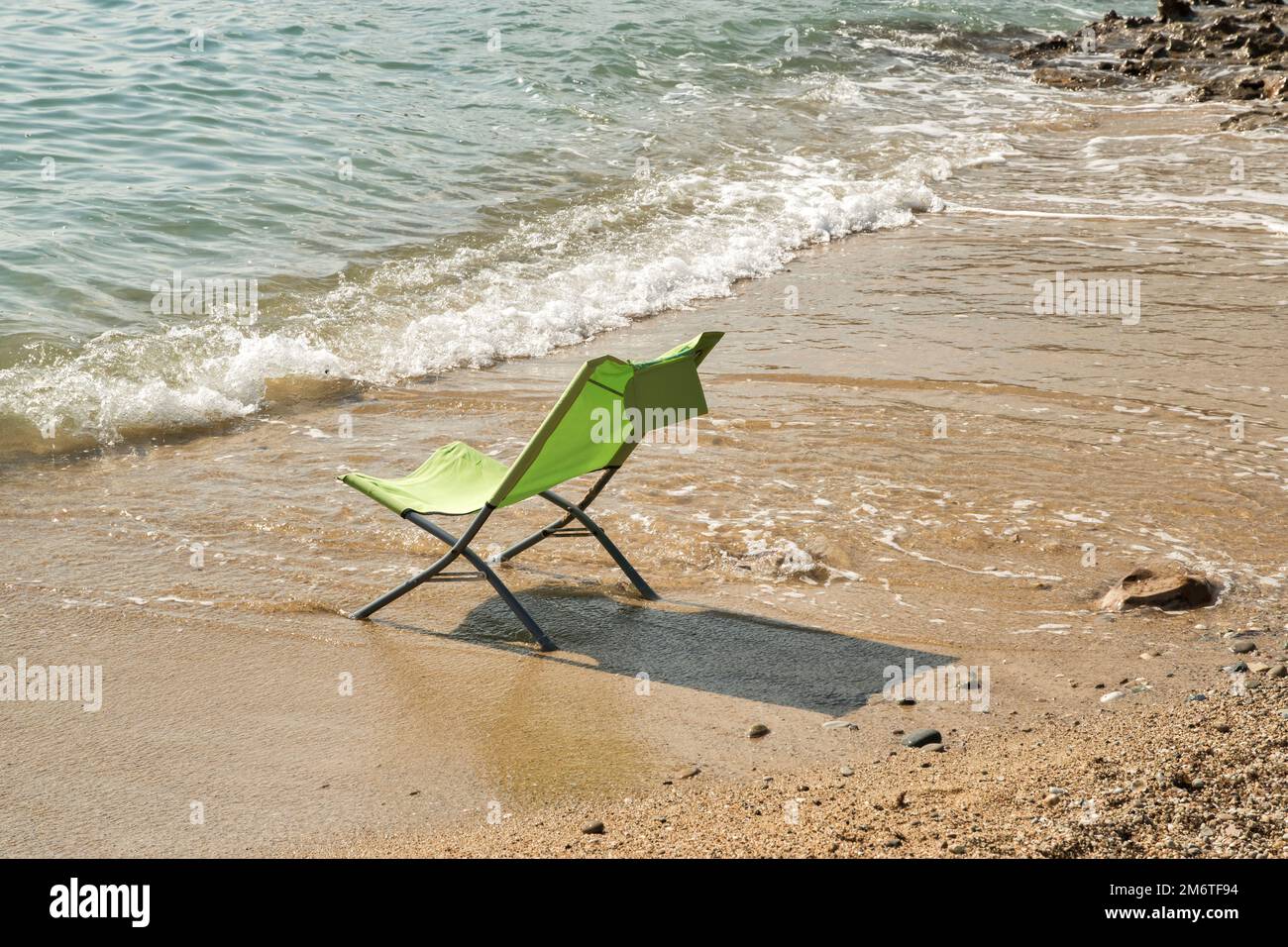 Silla plegable en la playa fotografías e imágenes de alta resolución - Alamy