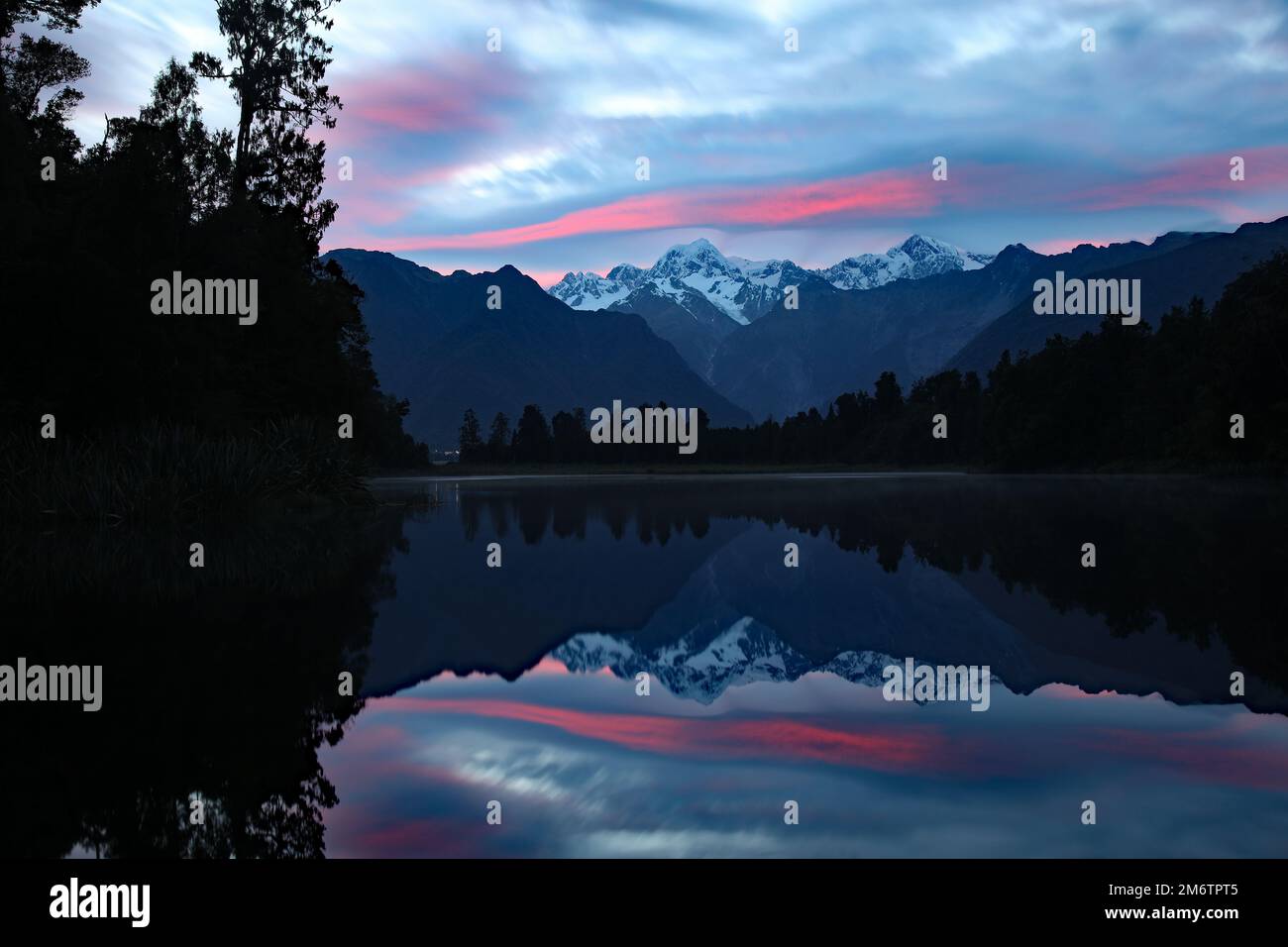 Dawn, Lake Matheson, Nueva Zelanda Foto de stock