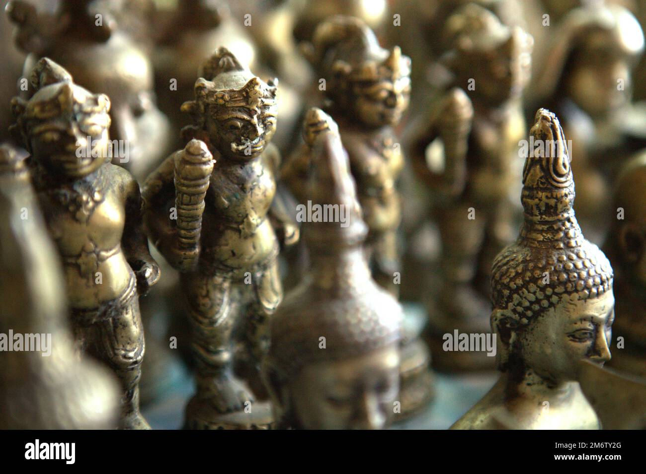Obras de arte escultóricas hechas de metales en el pueblo tradicional de Tenganan Pegringsingan en Karangasem, Bali, Indonesia. Foto de stock