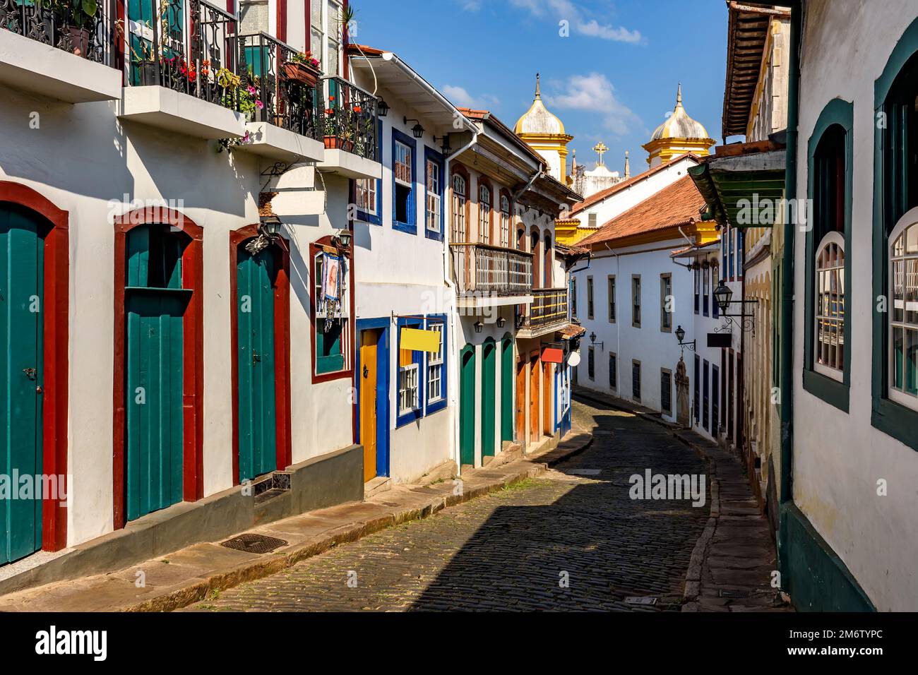 Bucólica calle con antiguas casas de estilo colonial y adoquines en Ouro Preto Foto de stock