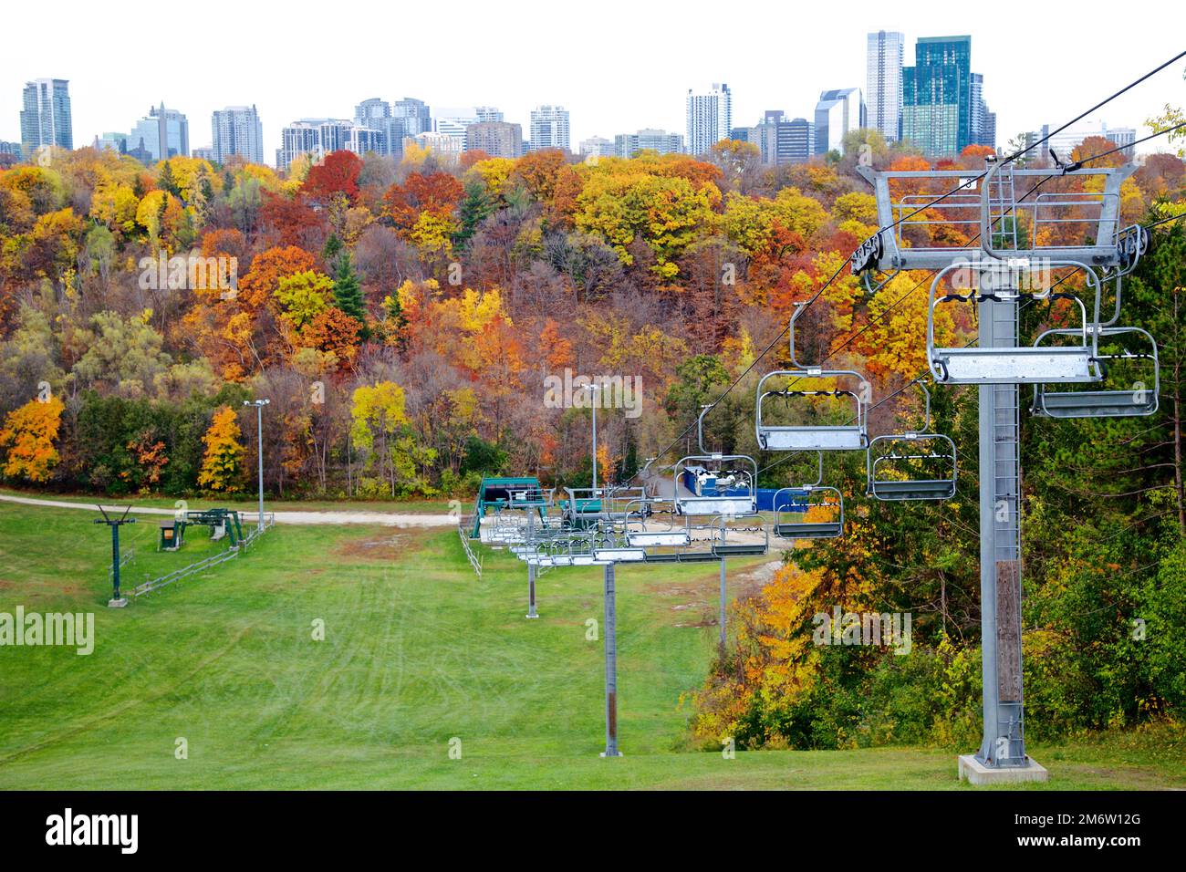 Vista de ángulo alto de un centro urbano de esquí y snowboard con hojas de otoño, Ontario, Canadá Foto de stock