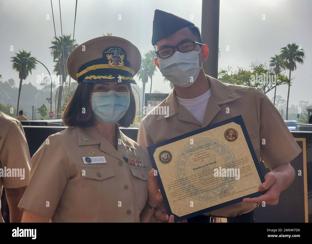 220506-N-XZ205-1018 SAN DIEGO (6 de mayo de 2022) El capitán Kim Davis,  comandante del Comando de Preparación y Entrenamiento de Medicina de la  Marina (NMRTC) San Diego (izquierda), otorga al Hospitalario Piolo-Miguel