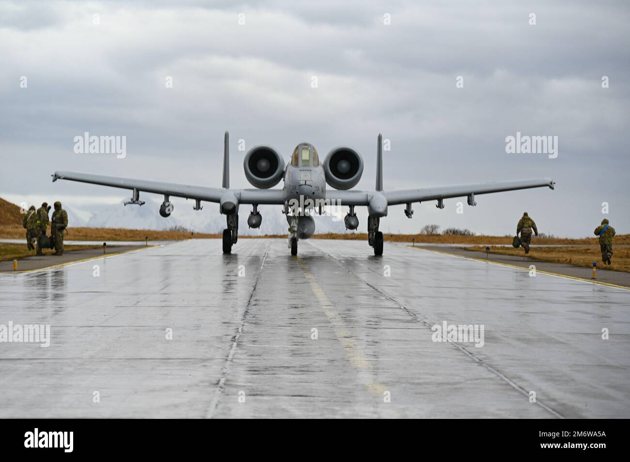 Un avión A-10C Thunderbolt II asignado al Escuadrón de Cazas 104th, Guardia Nacional Aérea de Maryland, taxis en la Base Aérea de Andoya en Andenes, Noruega, listo para realizar entrenamiento de Empleo de Combate Ágil en apoyo del Ejercicio de Respuesta Rápida, 6 de mayo de 2022. SWIFT Response es un ejercicio anual de capacitación multinacional liderado por USAREUR-AF diseñado para mejorar la preparación y la interoperabilidad aérea con aliados y socios. Foto de stock