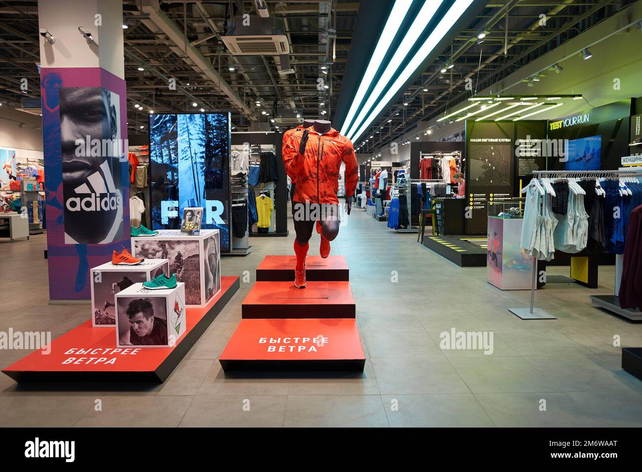 SAN PETERSBURGO, - CIRCA de 2017: Foto interior de tienda Adidas en centro comercial MEGA Fotografía de stock - Alamy