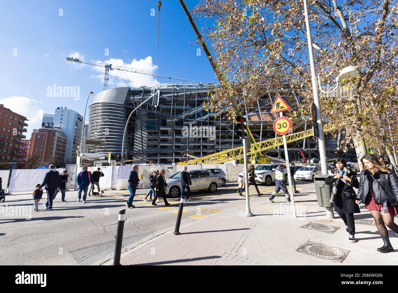 Madrid, España - 04 de enero de 2023: Exterior del Santiago Bernabéu, estadio de fútbol del Real Madrid, durante obras de renovación. Foto de stock