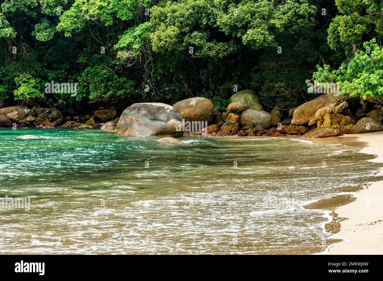 Playa en ubicación remota y desierta en Trindade en la costa del estado de Río de Janeiro Foto de stock
