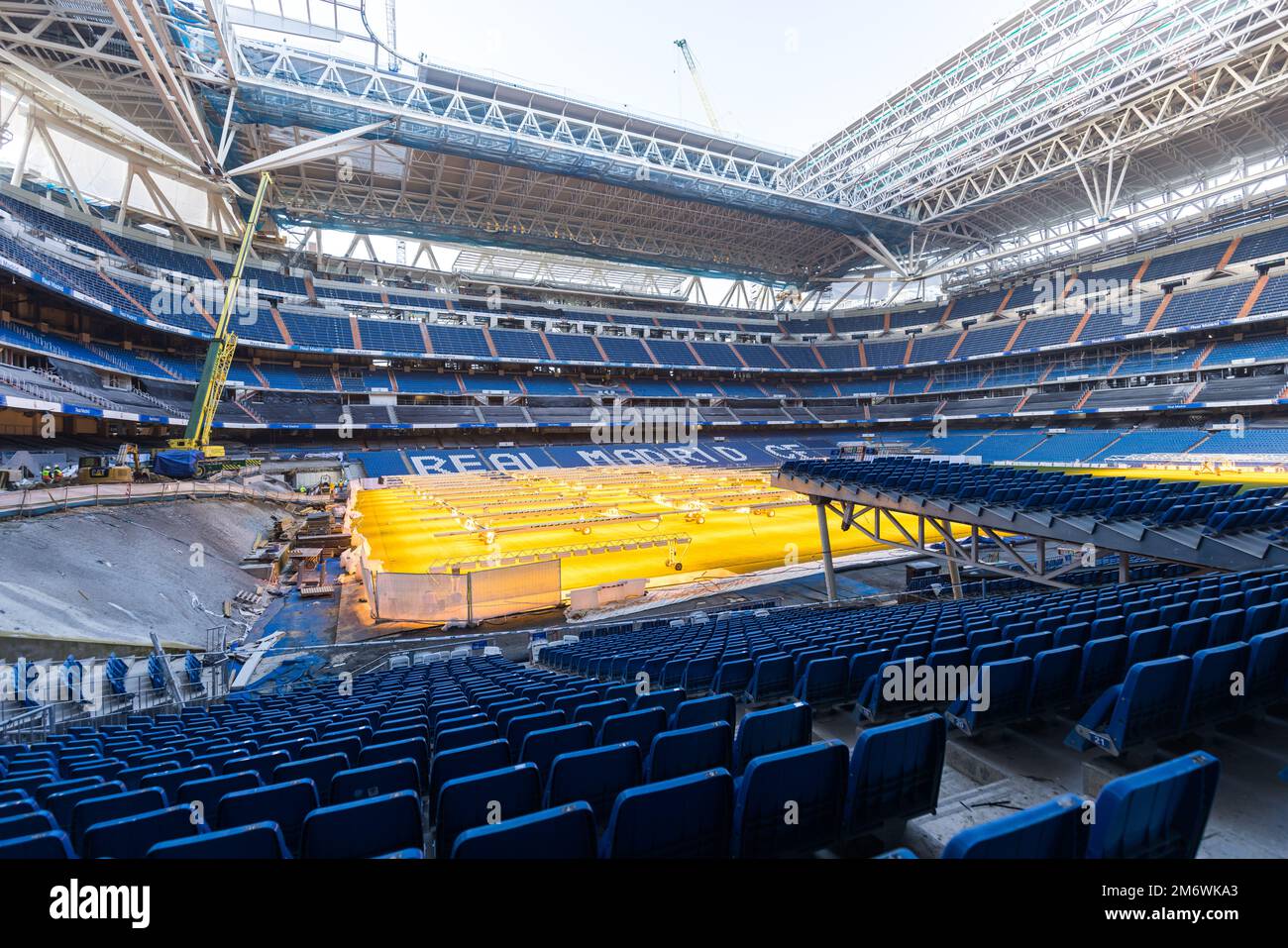 Madrid, España - 04 de enero de 2023: Interior del estadio de fútbol Santiago Bernabéu, Real Madrid, durante obras de renovación. Foto de stock