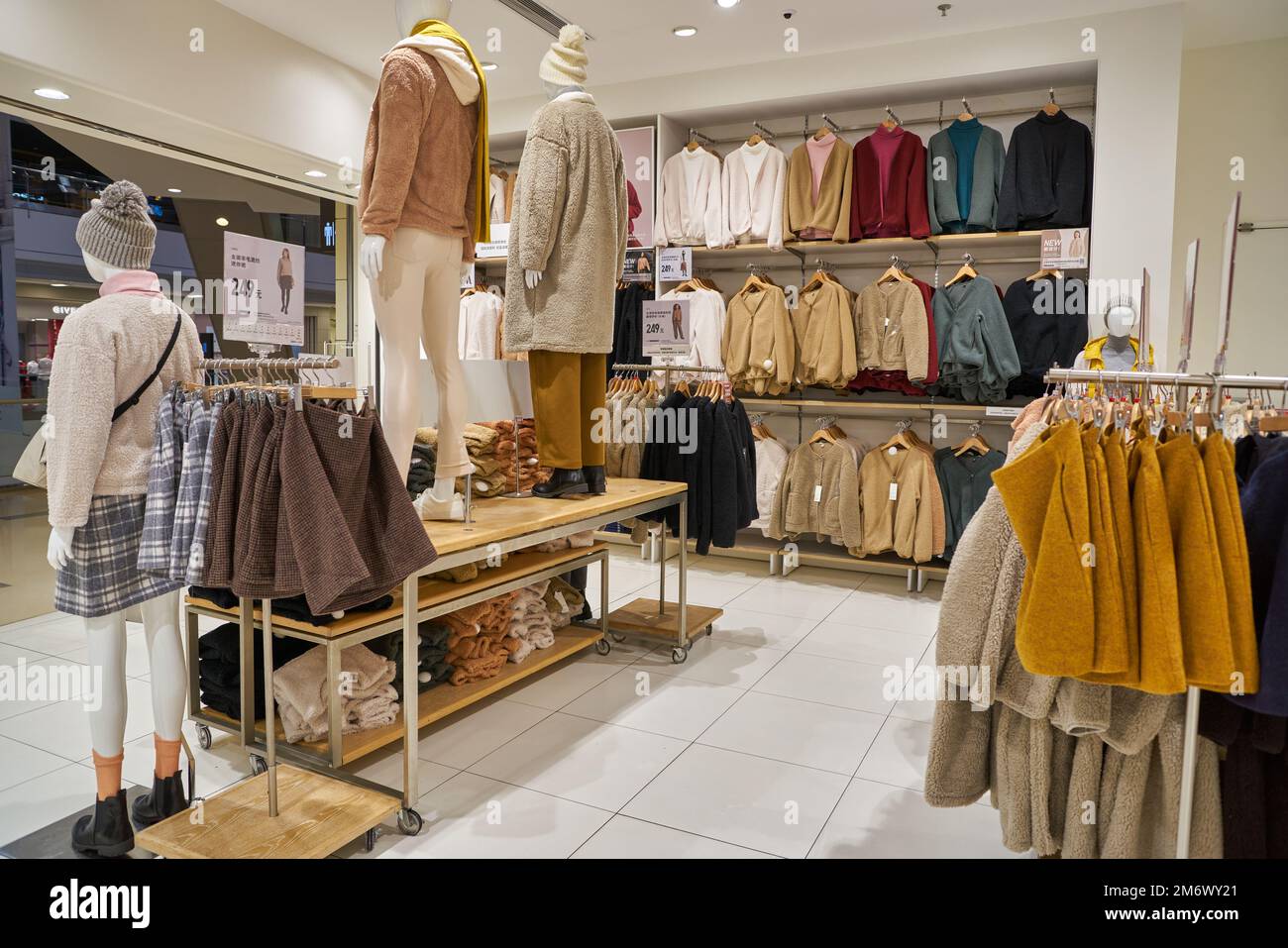 SHENZHEN, CHINA - CIRCA NOVIEMBRE de 2019: Ropa en exhibición en la tienda  Uniqlo en Shenzhen. Uniqlo es un diseñador de ropa casual japonés,  fabricante y re Fotografía de stock - Alamy