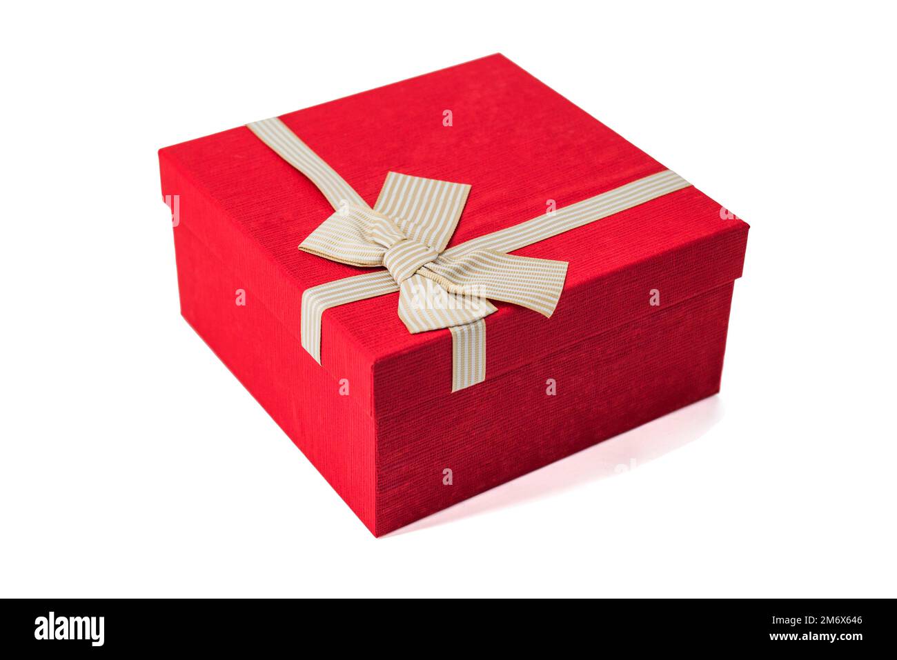 Caja de regalo pequeña abierta y cerrada con lazo satinado aislado