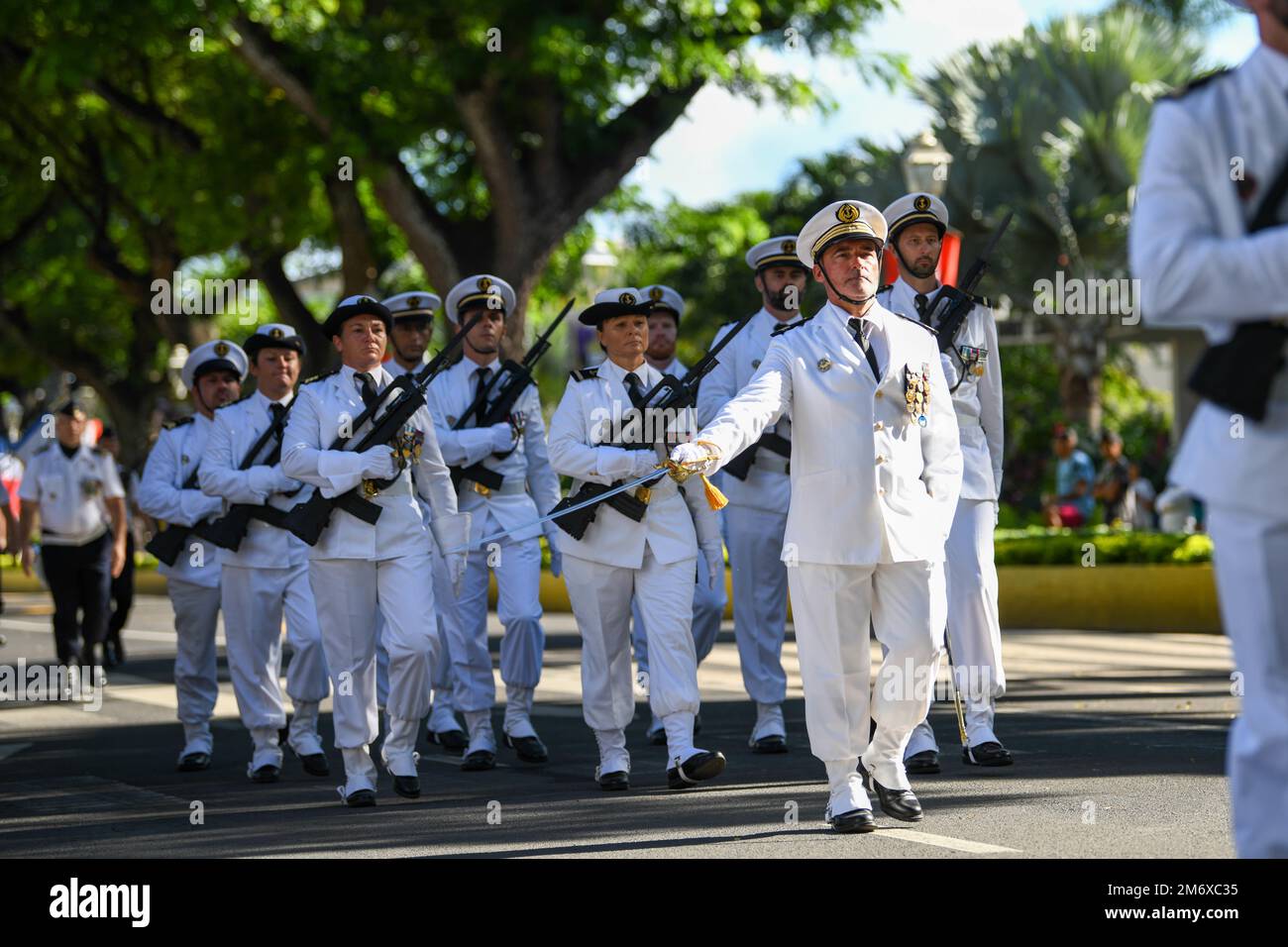 Los participantes marchan como formación durante la ceremonia de  conmemoración del “Día de la Victoria en Europa” de la Segunda Guerra  Mundial frente al Alto Comisariado de la República Tahití, Polinesia  Francesa,